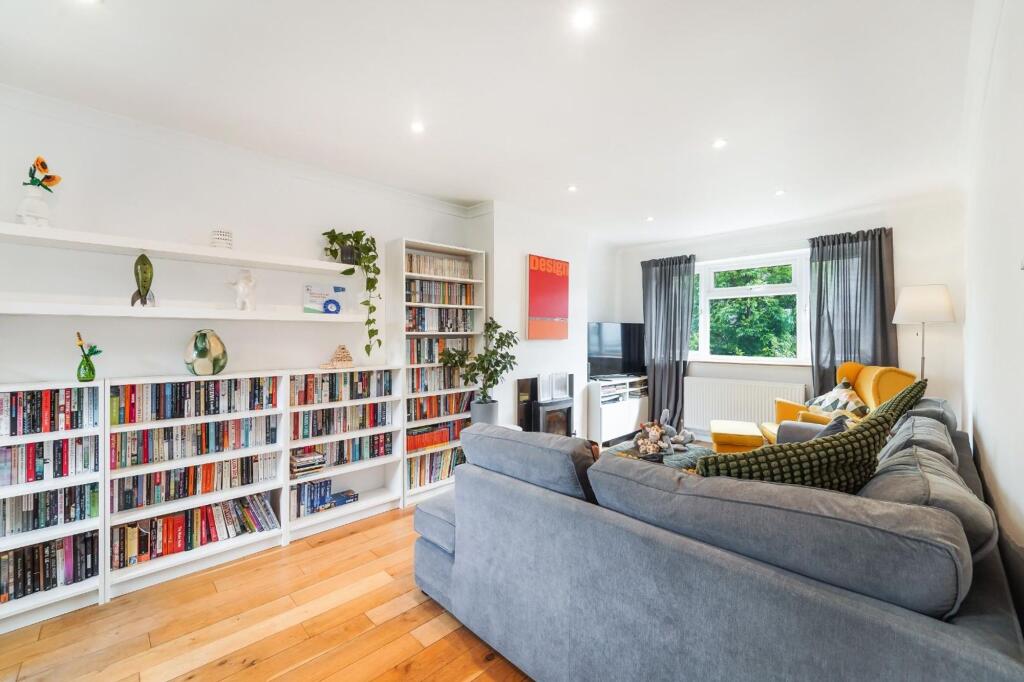 Apartment in Epsom and Ewell, Stoneleigh - View 2