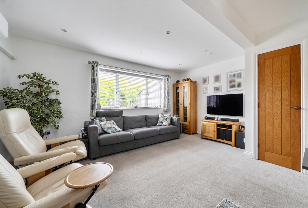 House in Bristol, Longwell Green, Oldland - More