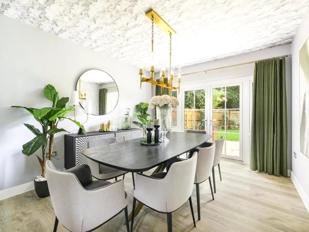 House in Three Rivers, Croxley Green - More