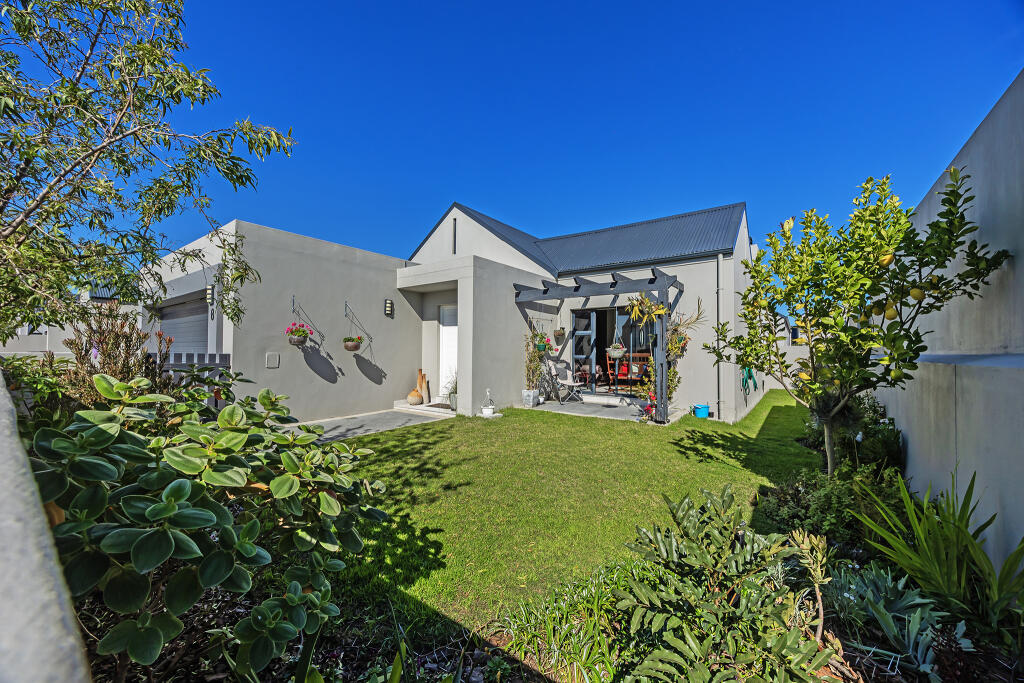 Main image of property: South Africa, Western Cape, Aan de Wijnlanden