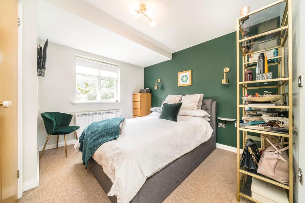 Apartment in Ilford - View 5