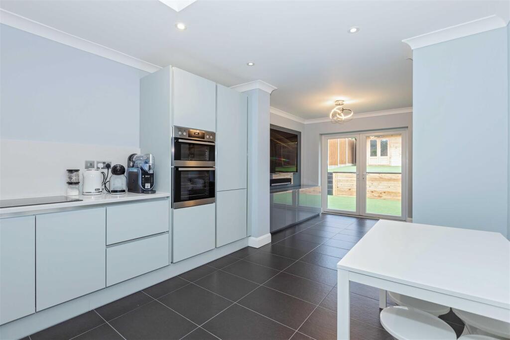 114 Findon Road photo 2