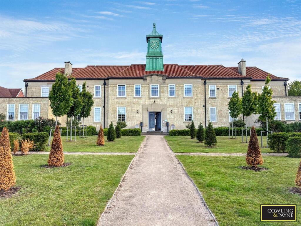 3-bed flat on St. Lukes Way, Runwell, Wickford, £425,000