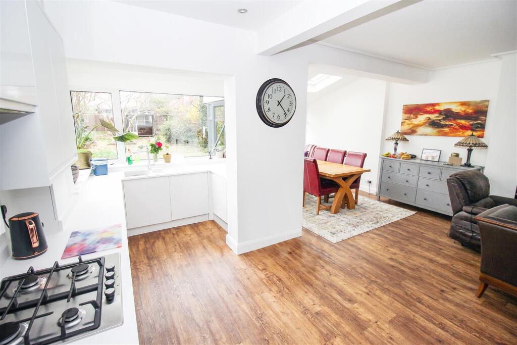Prittlewell Chase, Westcliff On Sea photo 4