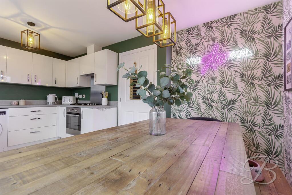House in Mansfield, Berry Hill - More