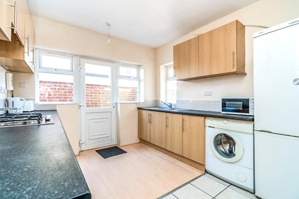 Kitchener Road, Southampton, Hampshire, SO17 photo 3