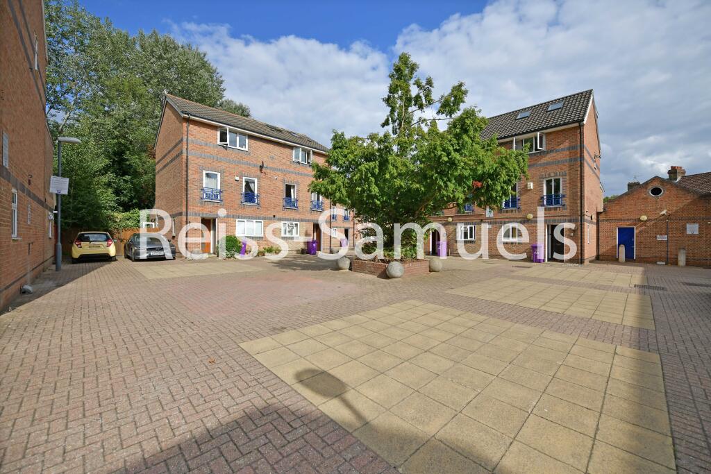 6 bedroom semi-detached house for rent