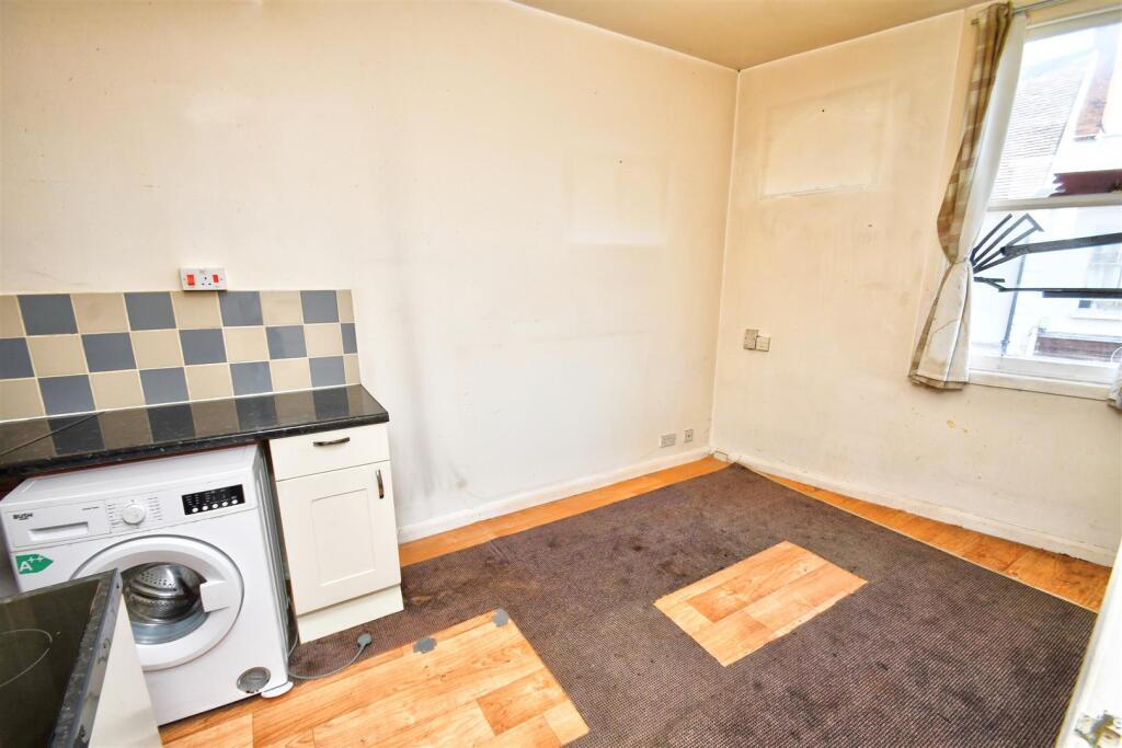 Apartment in Ipswich, Stoke - View 4
