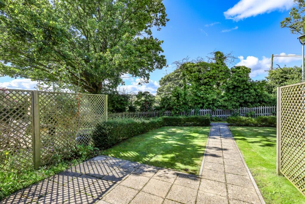 Farnham Road, GU33 photo 3