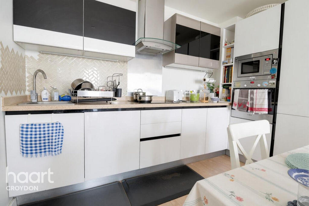 Apartment in Croydon - View 3