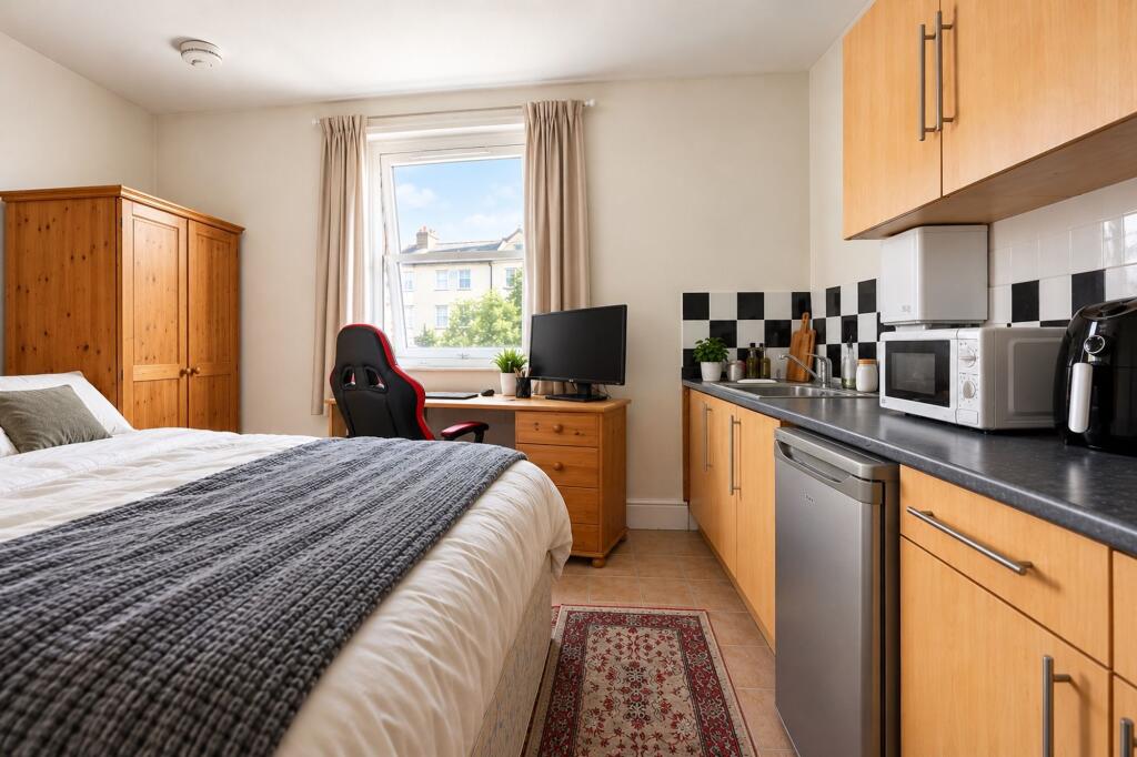 Seaside, Eastbourne, BN21 photo 2