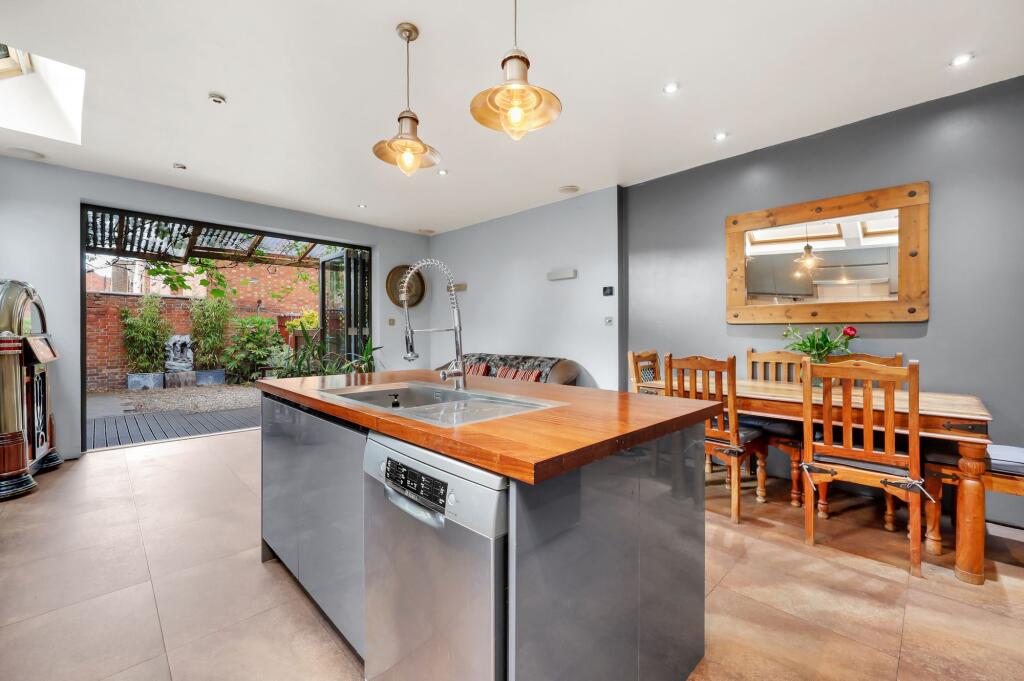 House in London, Harlesden - More