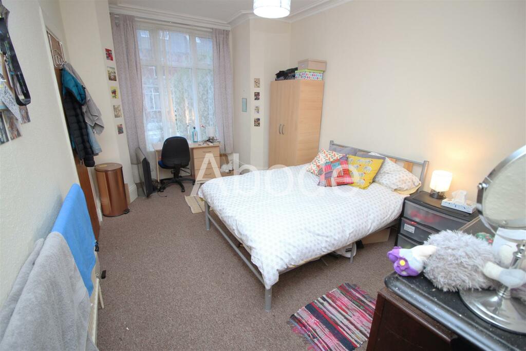 Wrangthorn Terrace, Hyde Park, Leeds photo 5