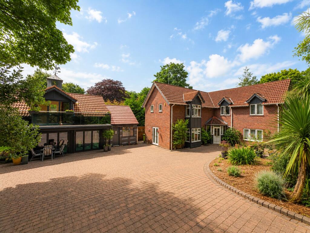 Main image of property: Noctorum Lane, Prenton, CH43