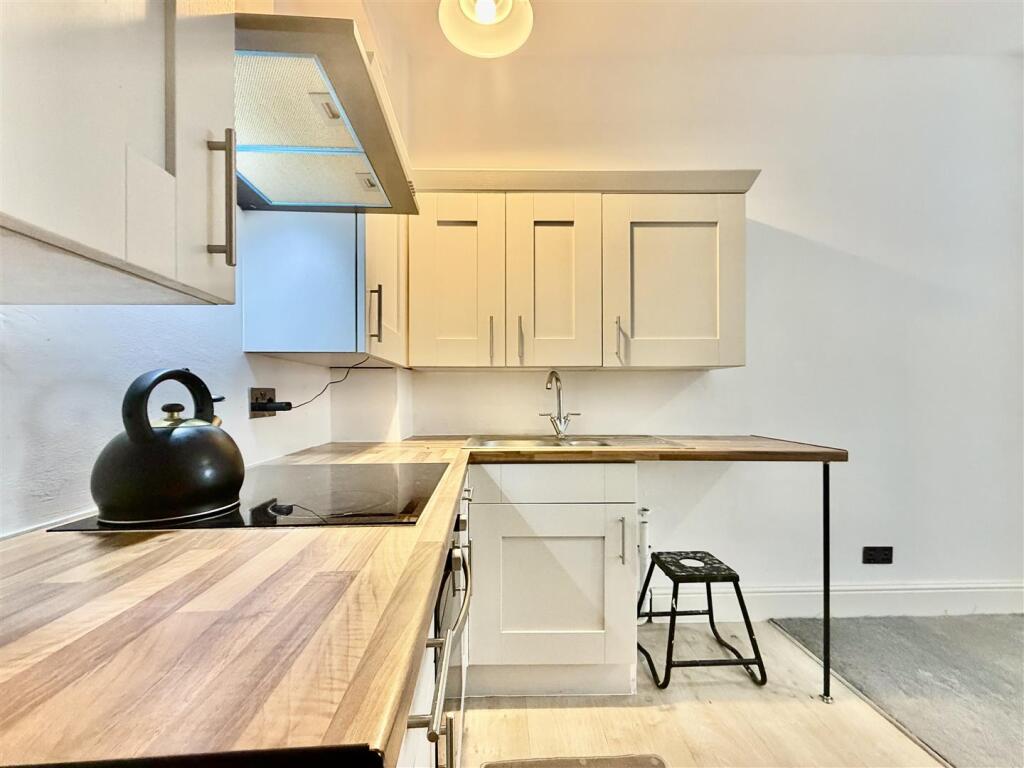 House in Huddersfield - View 4