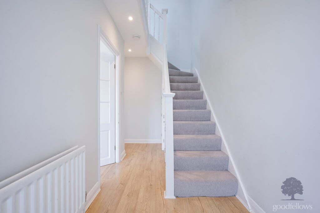 House in Sutton - View 5