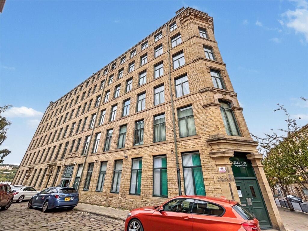 2-bed flat on Apartment 70, Broadgate House, Broad Street, Bradford, West Yorkshire, £46,000