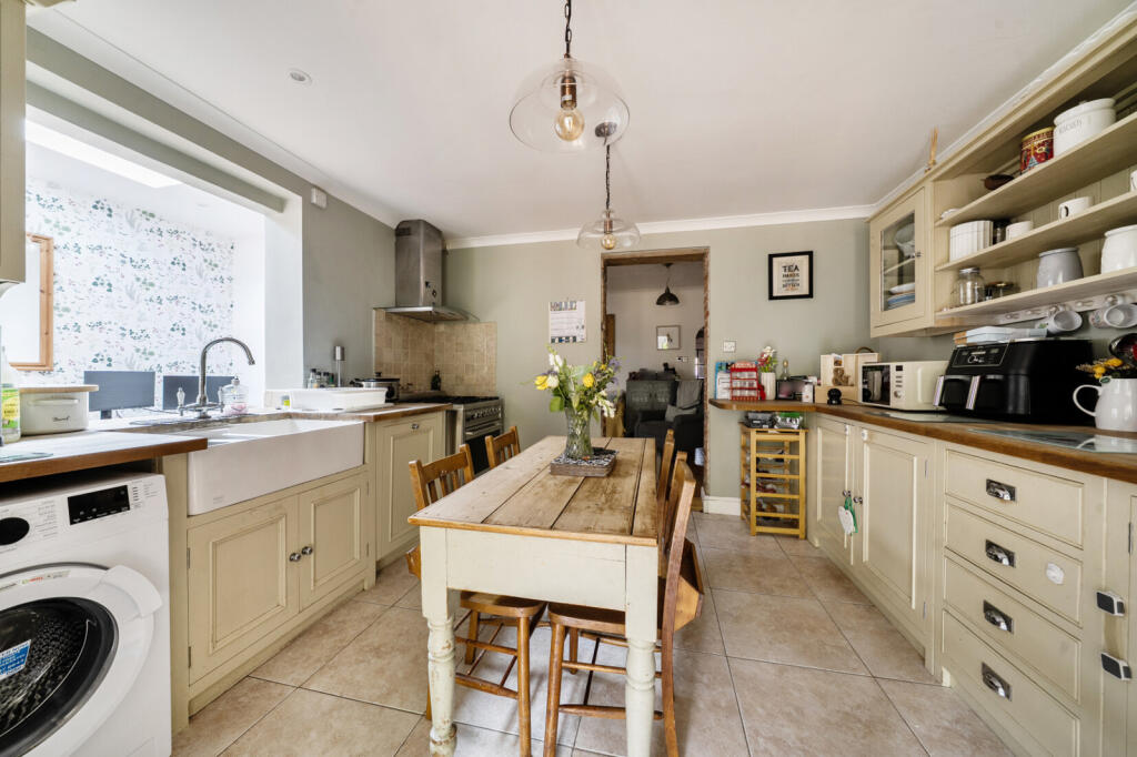 House in Bagshot, Bagshot Green, Windlesham - More