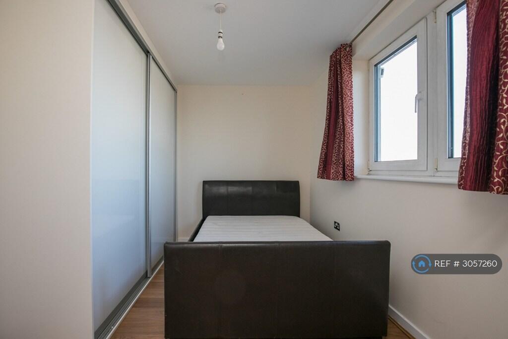 Apartment in Slough - More
