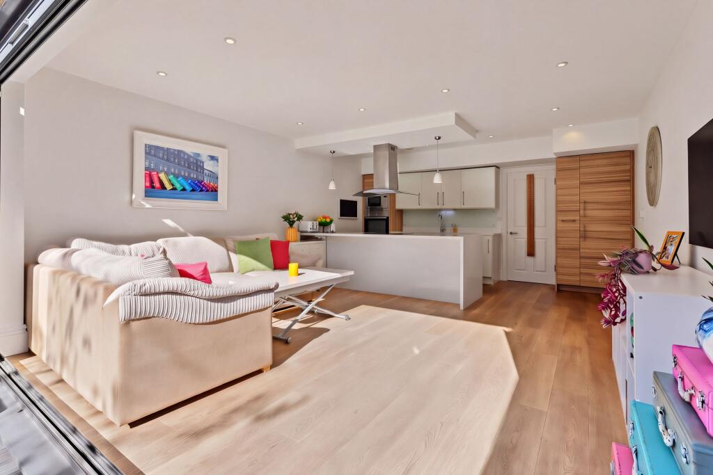House in Elmbridge, Molesey - View 3