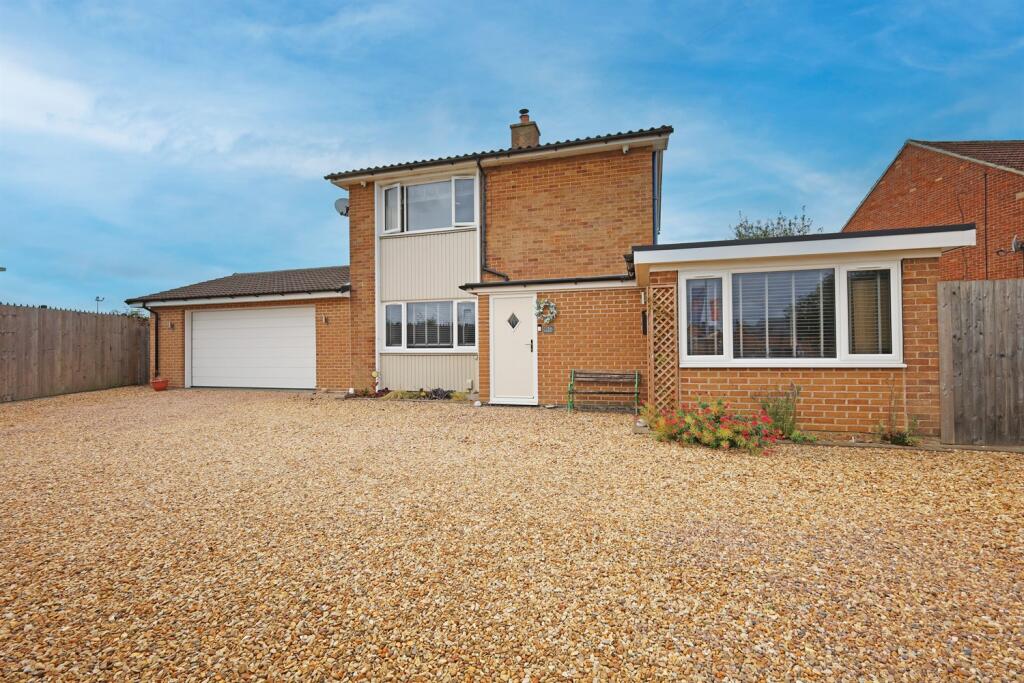 Main image of property: Queensway, NG31