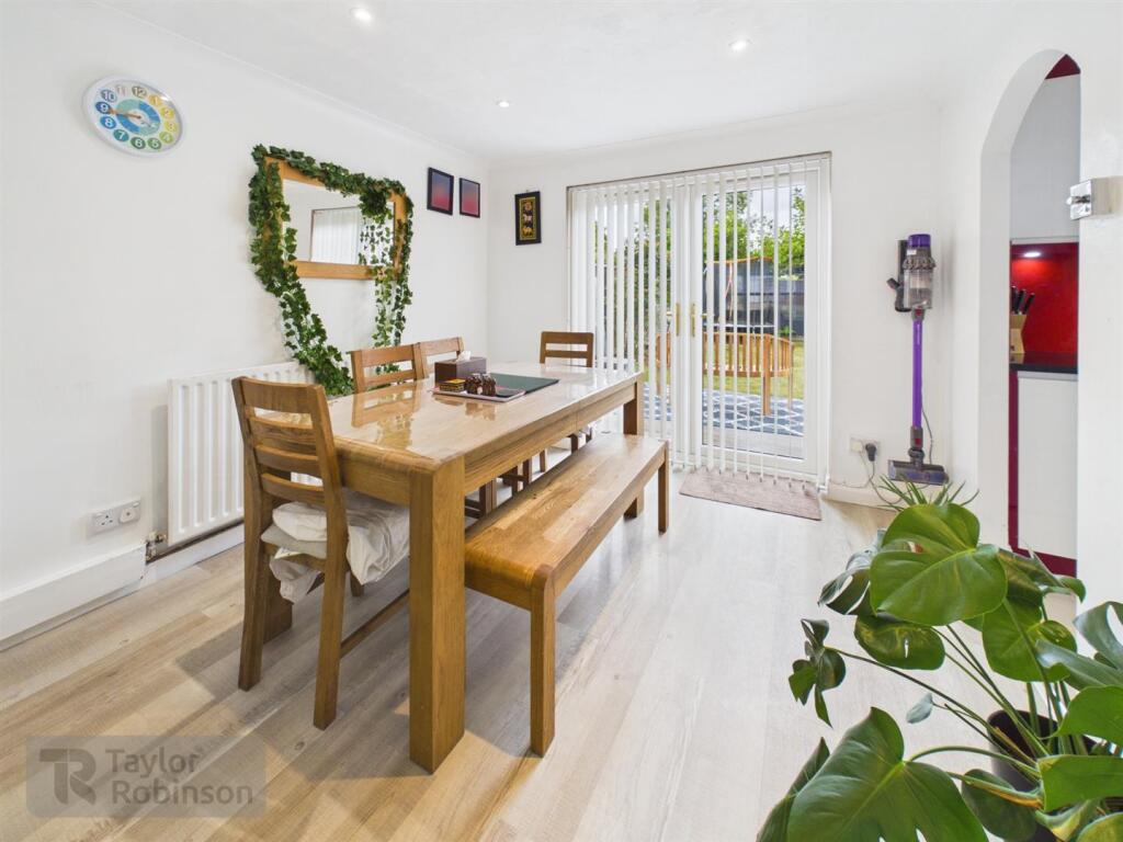 House in Crawley, Worth - View 3