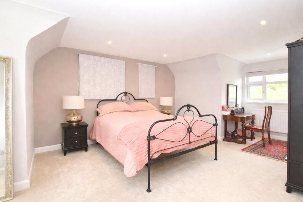 House in Kingston upon Thames - More