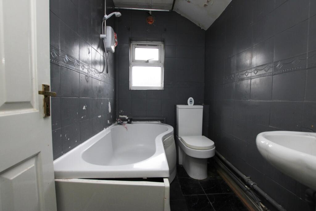 House in Kettering, Avondale - More