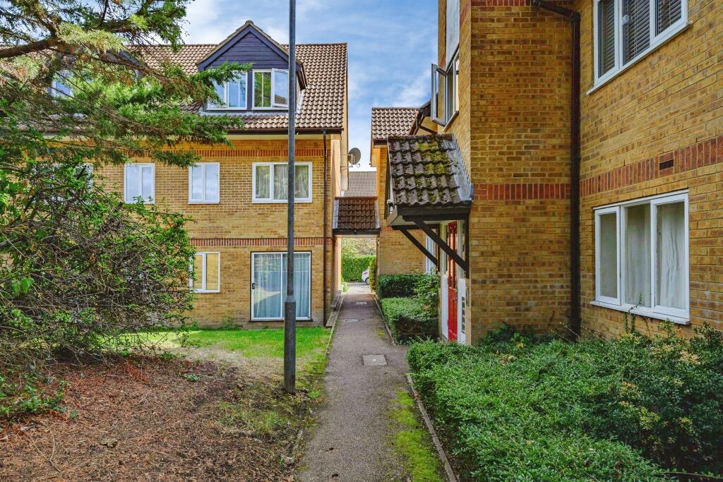 Apartment in Watford - More