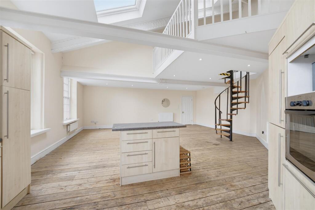 Apartment in Southall - More