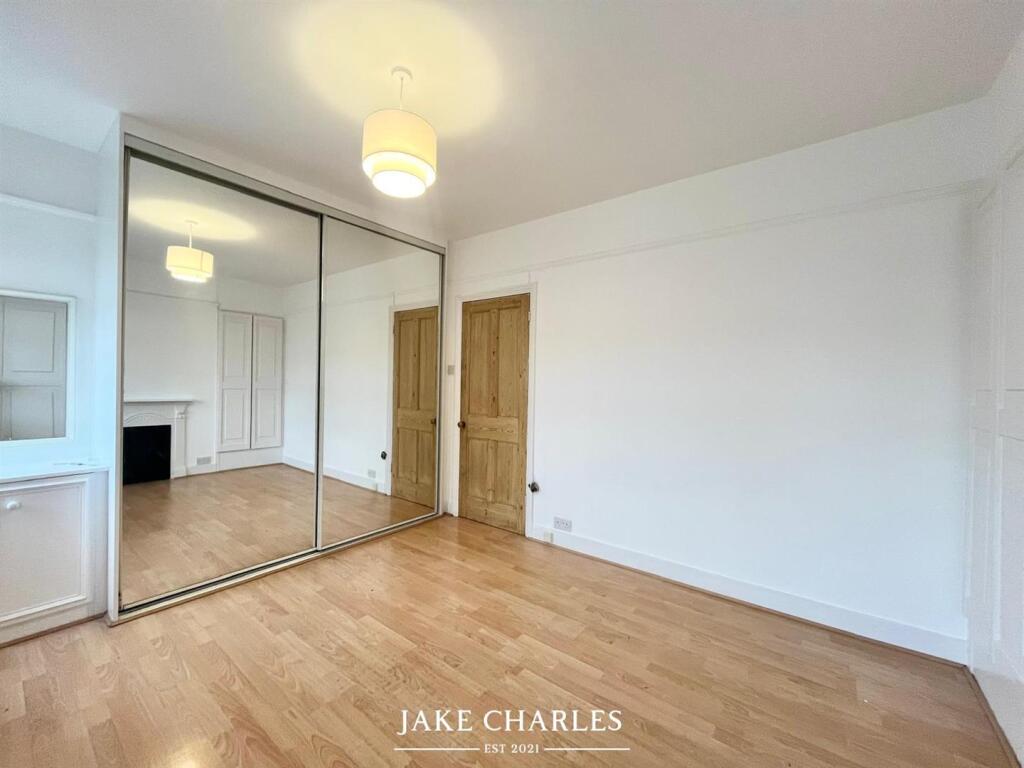 House in London, Oakwood, Southgate - More