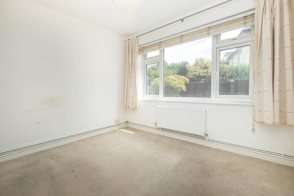 Apartment in Teddington, Strawberry Hill - More
