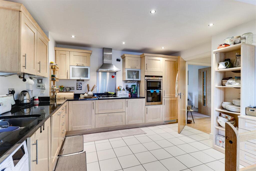 Apartment in Guildford, Surrey - View 3