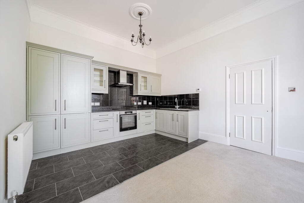 Apartment in Kingston upon Thames - More