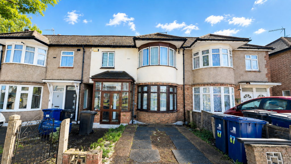 2-bed flat on Birkbeck Avenue,  Greenford, UB6, £320,000