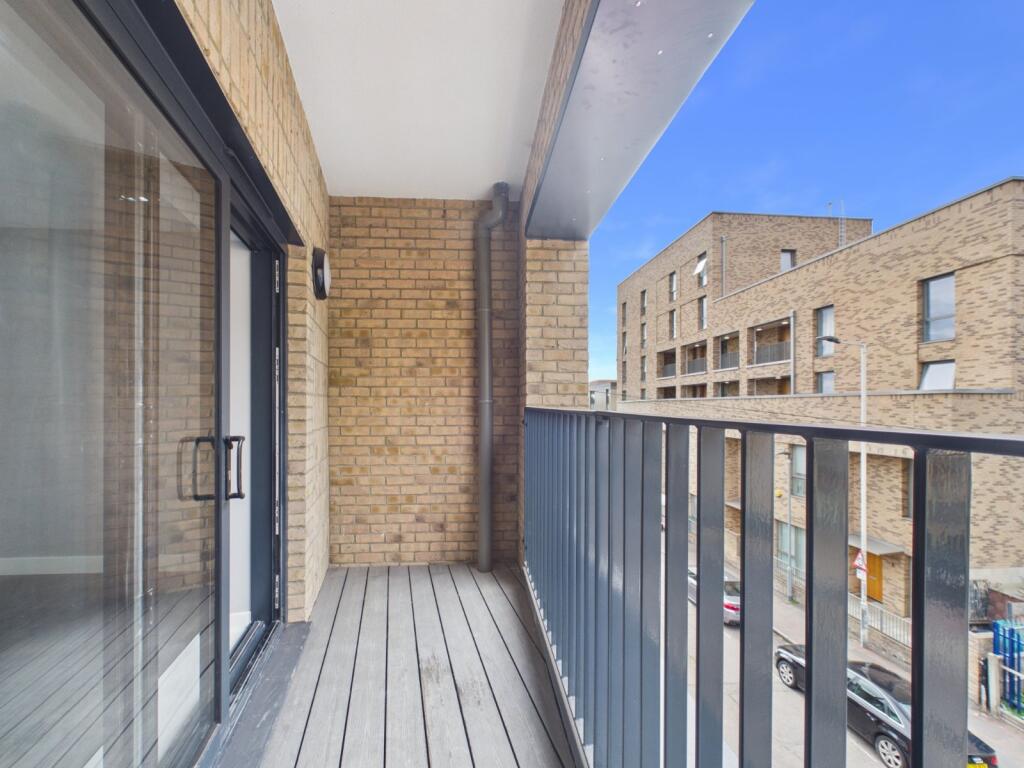 Apartment in Ilford - More