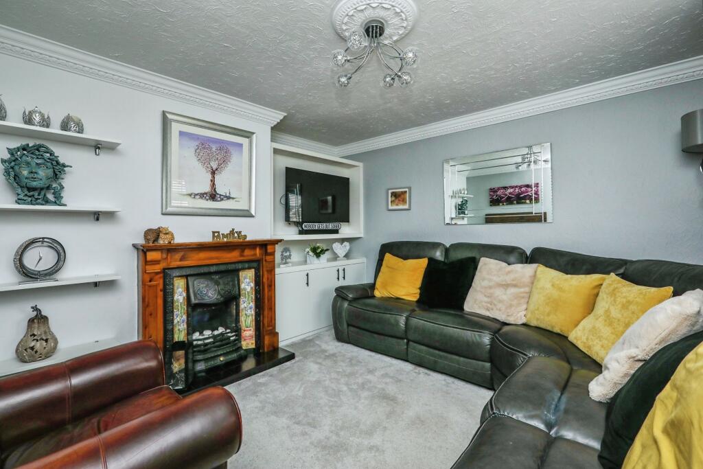 House in Doncaster, Rossington - View 2
