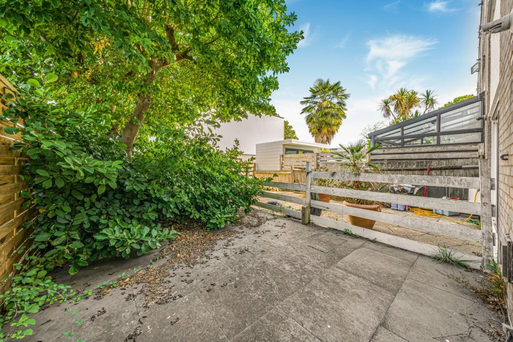 Manygate Lane, Shepperton, TW17 photo 4