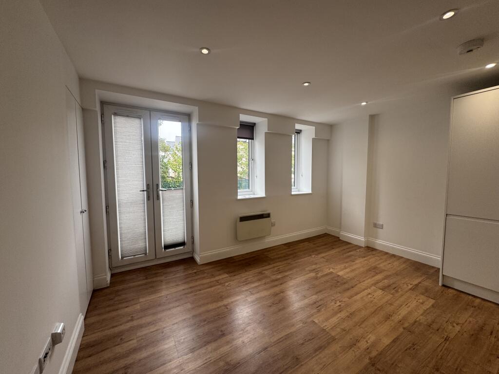 Apartment in Hemel Hempstead - View 3