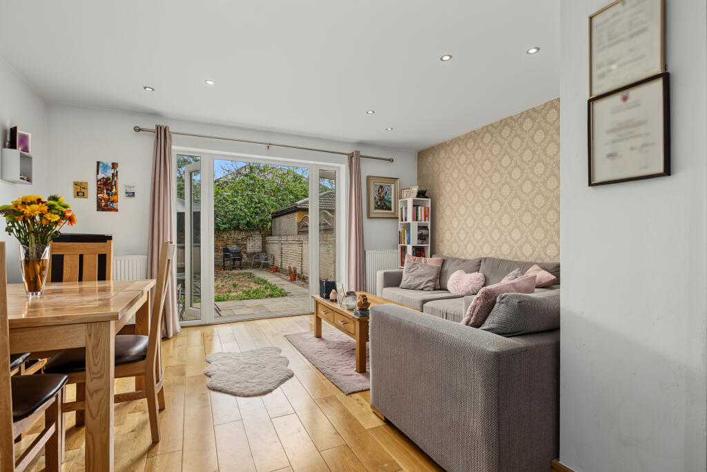 Apartment in Ilford - More