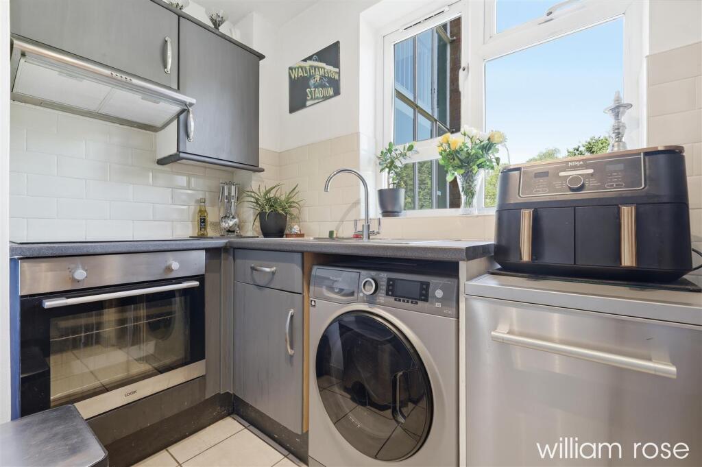 Apartment in Ilford - View 5
