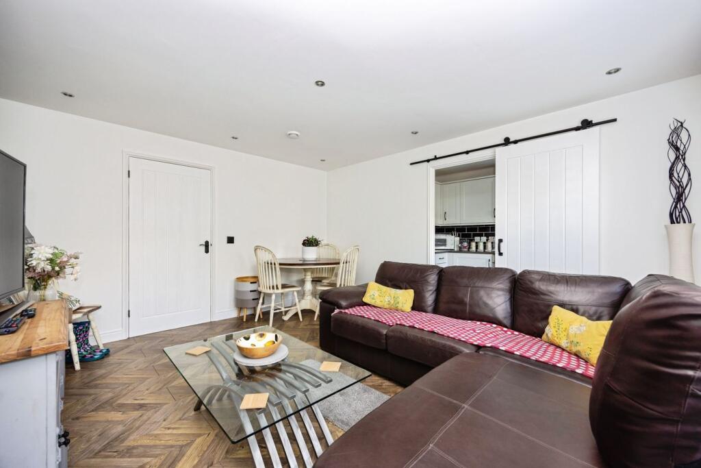 Apartment in Rushmoor, Hampshire - View 4