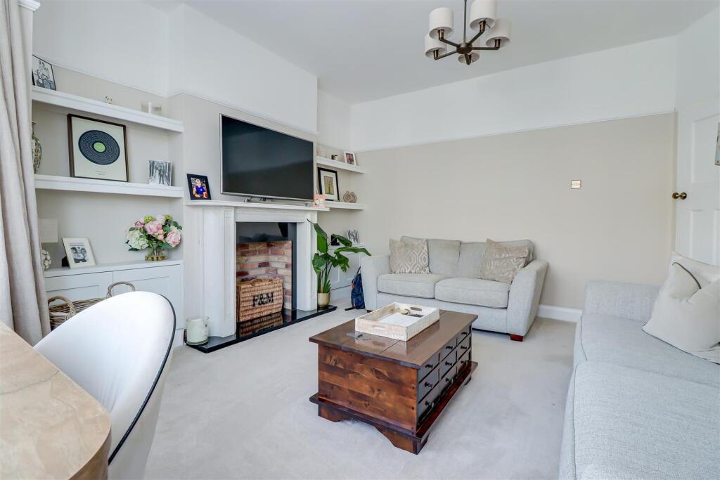 House in Southend-on-Sea - More