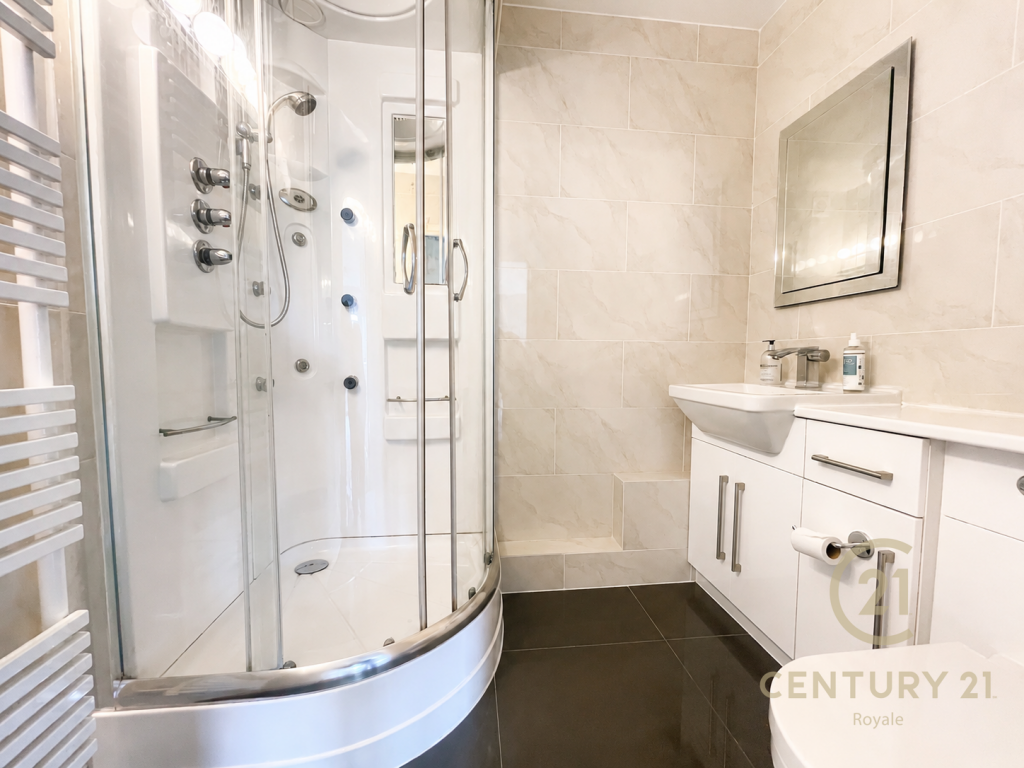 Apartment in Kingston upon Thames - More