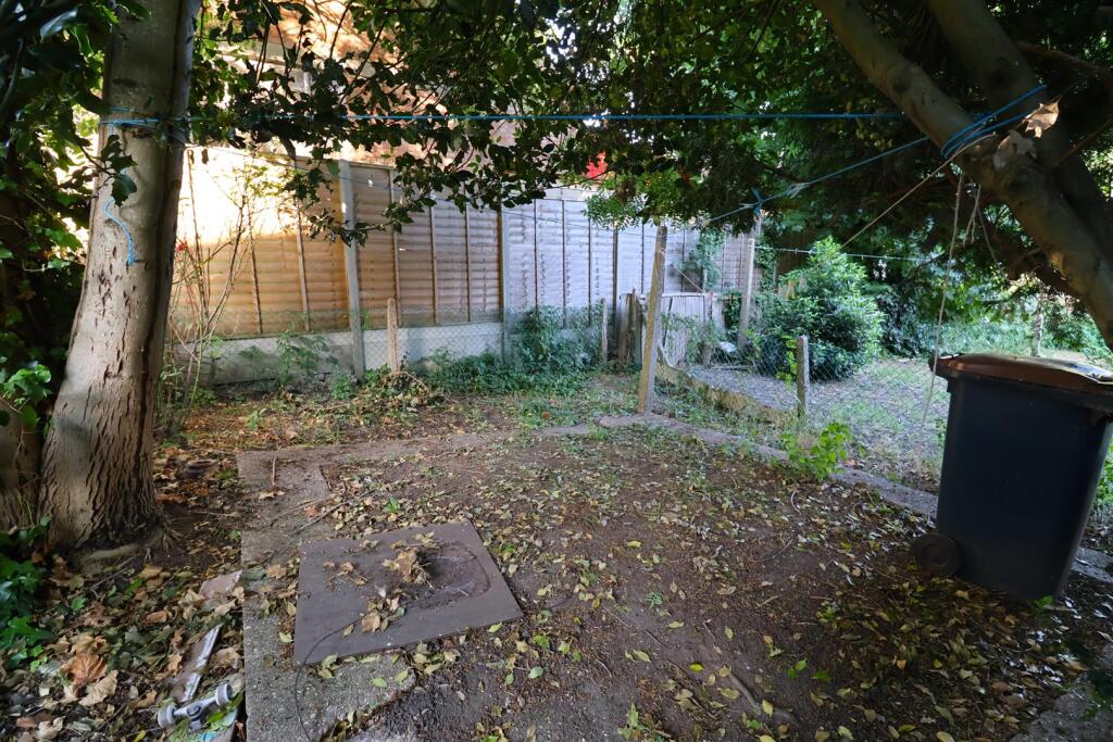 Apartment in London, London Borough of Brent - View 2
