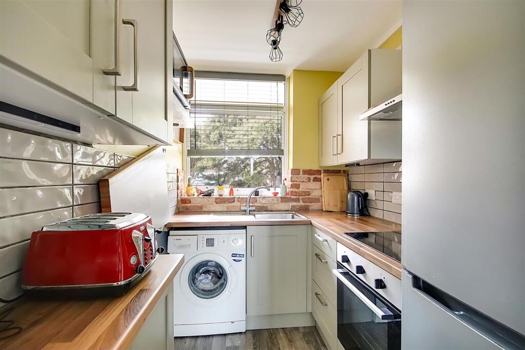 Apartment in Worthing, Goring Road Shops, West Worthing - View 4