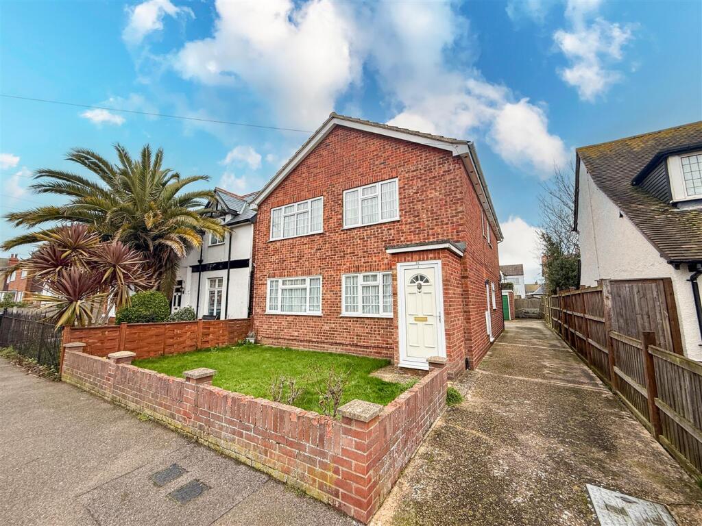 2-bed flat on Chapman Road, East Clacton, Essex, £160,000