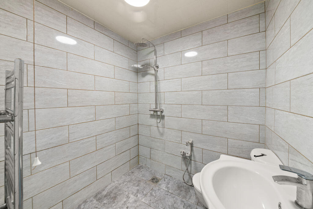Apartment in Southall - More