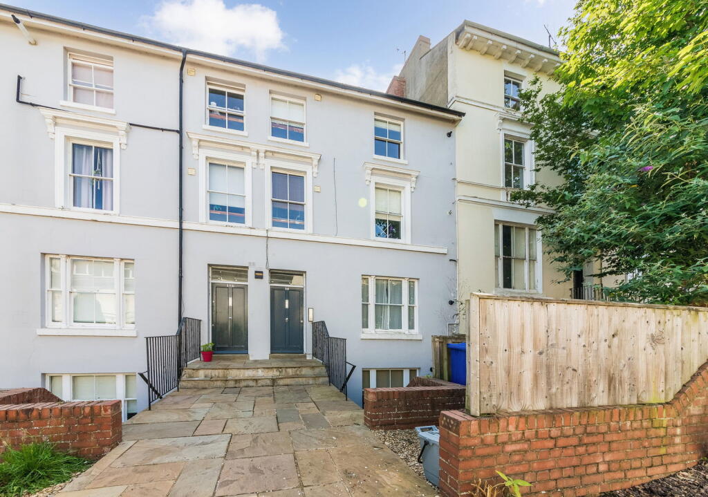 Main image of property: Calthorpe Road, Banbury, OX16 5HS