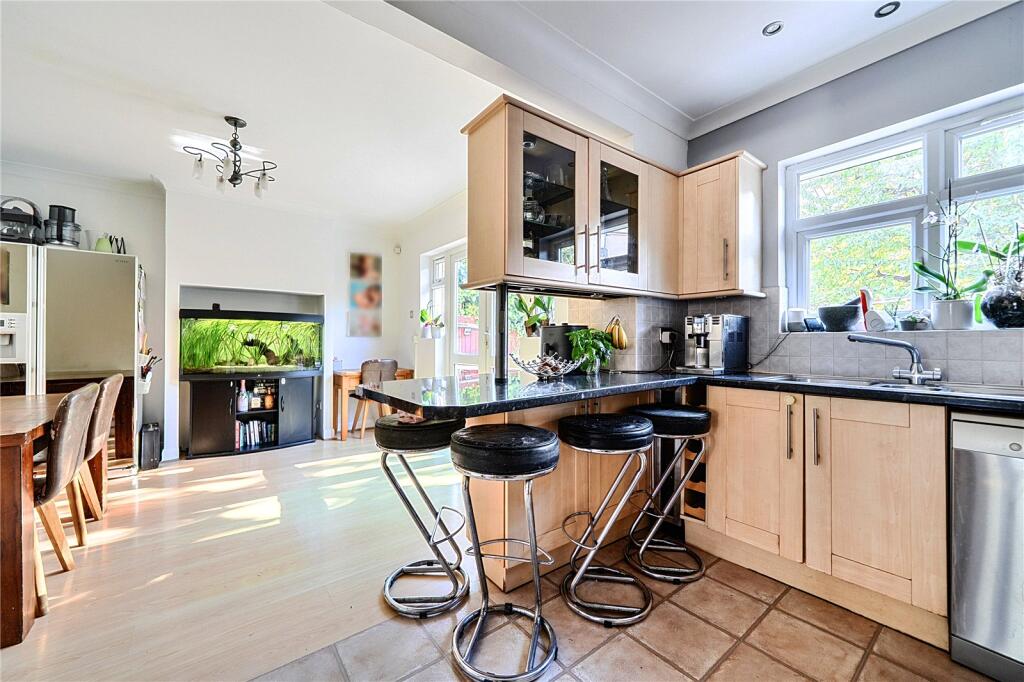 House in London, Brunswick Park - View 4